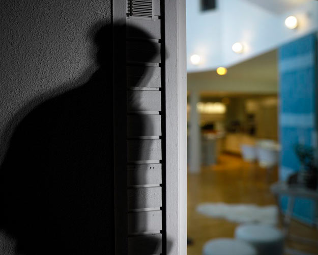 Okänd person som befinner utanför huset