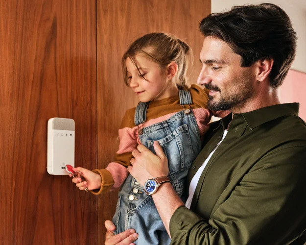 Skapa en säkrare vardag med Verisure hemlarm och Yale Doorman digitalt dörrlås.